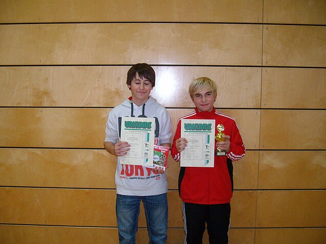 Bezirksmeister bei den Schülern A wurde Florian Engert vom TSV Güntersleben (rechts) vor Marian Krämer von der DJK Kleinwallstadt.